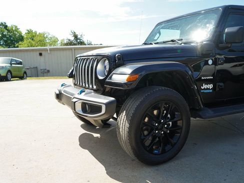 Used 2022 Jeep Wrangler Unlimited Sahara w/ Cold Weather Group image 16