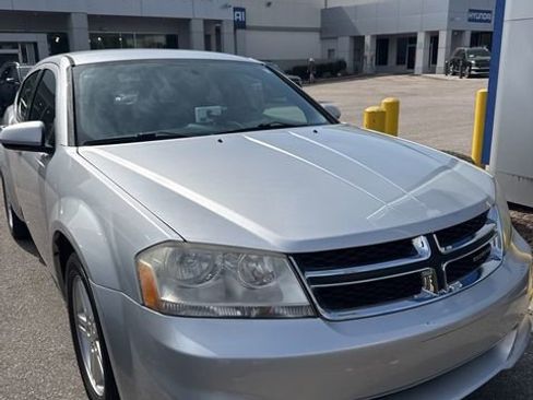 Used 2011 Dodge Avenger Mainstreet image 2