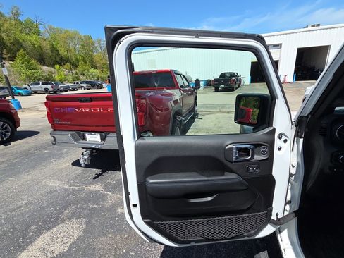 Used 2021 Jeep Wrangler Unlimited Rubicon 4xe w/ Cold Weather Group AWD/4WD image 7