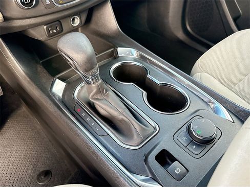 Used 2022 Chevrolet Traverse LS image 18