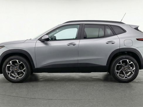 Used 2025 Chevrolet Trax LT FWD image 5