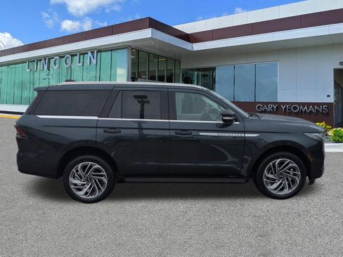 New 2026 Lincoln Navigator Premiere AWD/4WD image 3