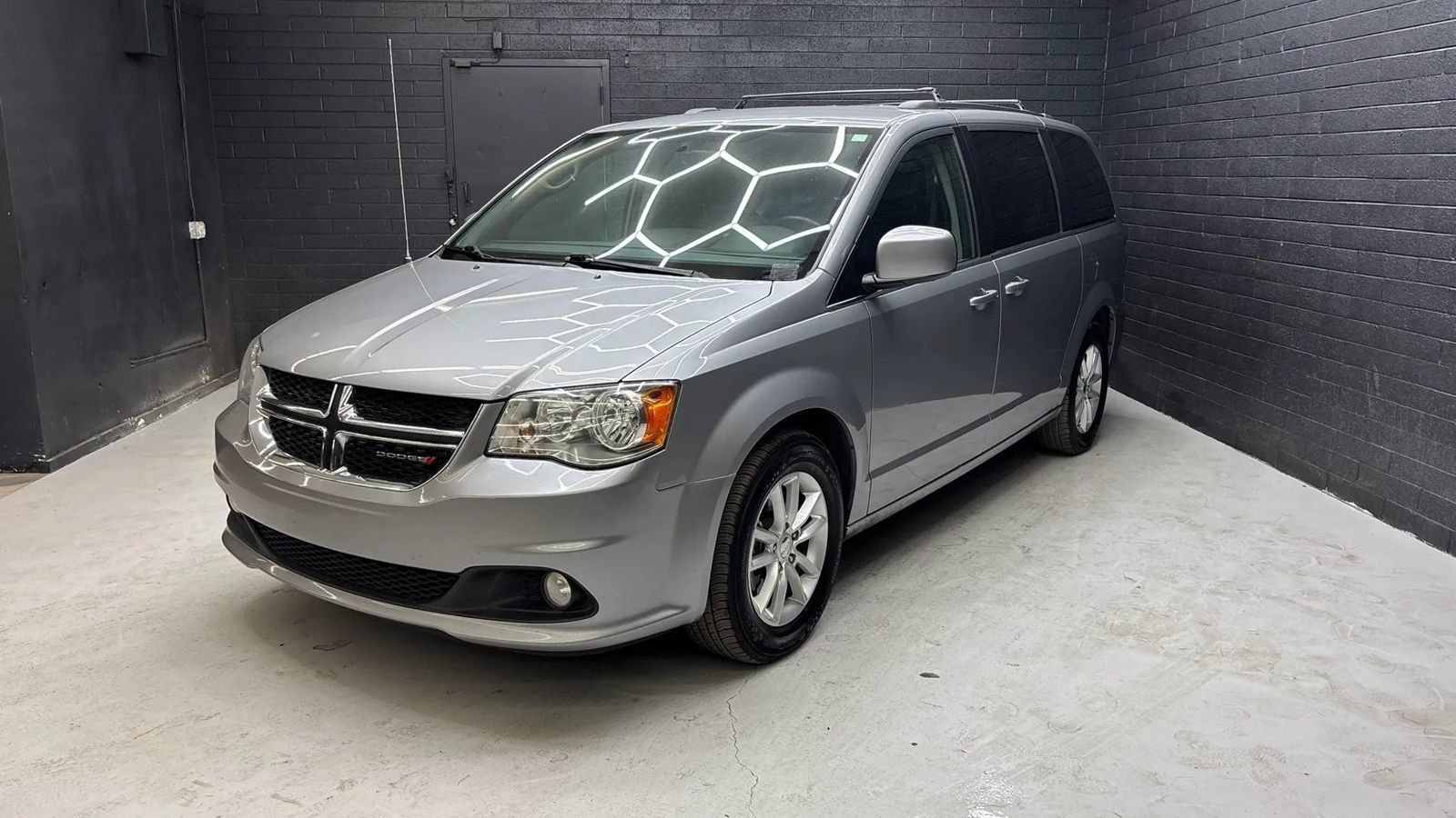 Used 2018 Dodge Grand Caravan SXT FWD image 2