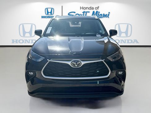 Used 2022 Toyota Highlander XLE image 2