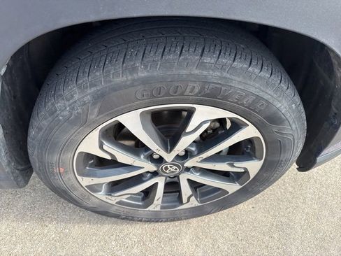 Used 2024 Toyota Corolla Cross XLE image 11