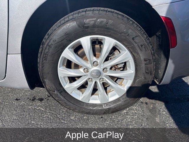 Used 2017 Chrysler Pacifica Touring-L FWD image 7