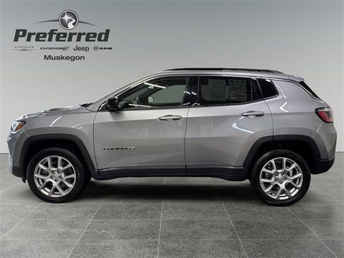 Used 2023 Jeep Compass Latitude image 9