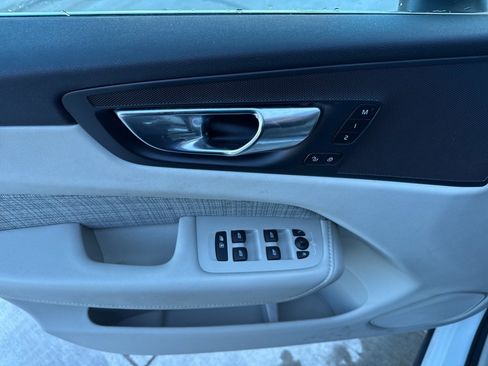 Used 2022 Volvo XC60 B5 Momentum image 15