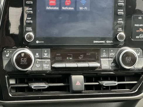 Used 2022 Toyota Highlander XLE image 15