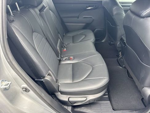 Used 2020 Toyota Highlander XLE FWD image 15