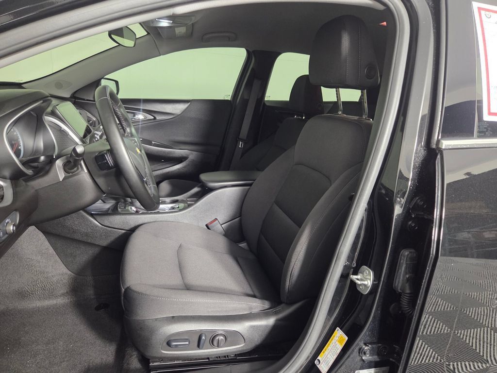 Used 2024 Chevrolet Malibu RS FWD image 9