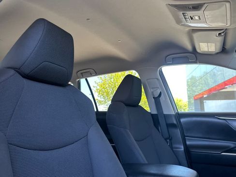 Used 2019 Toyota RAV4 LE AWD/4WD image 18