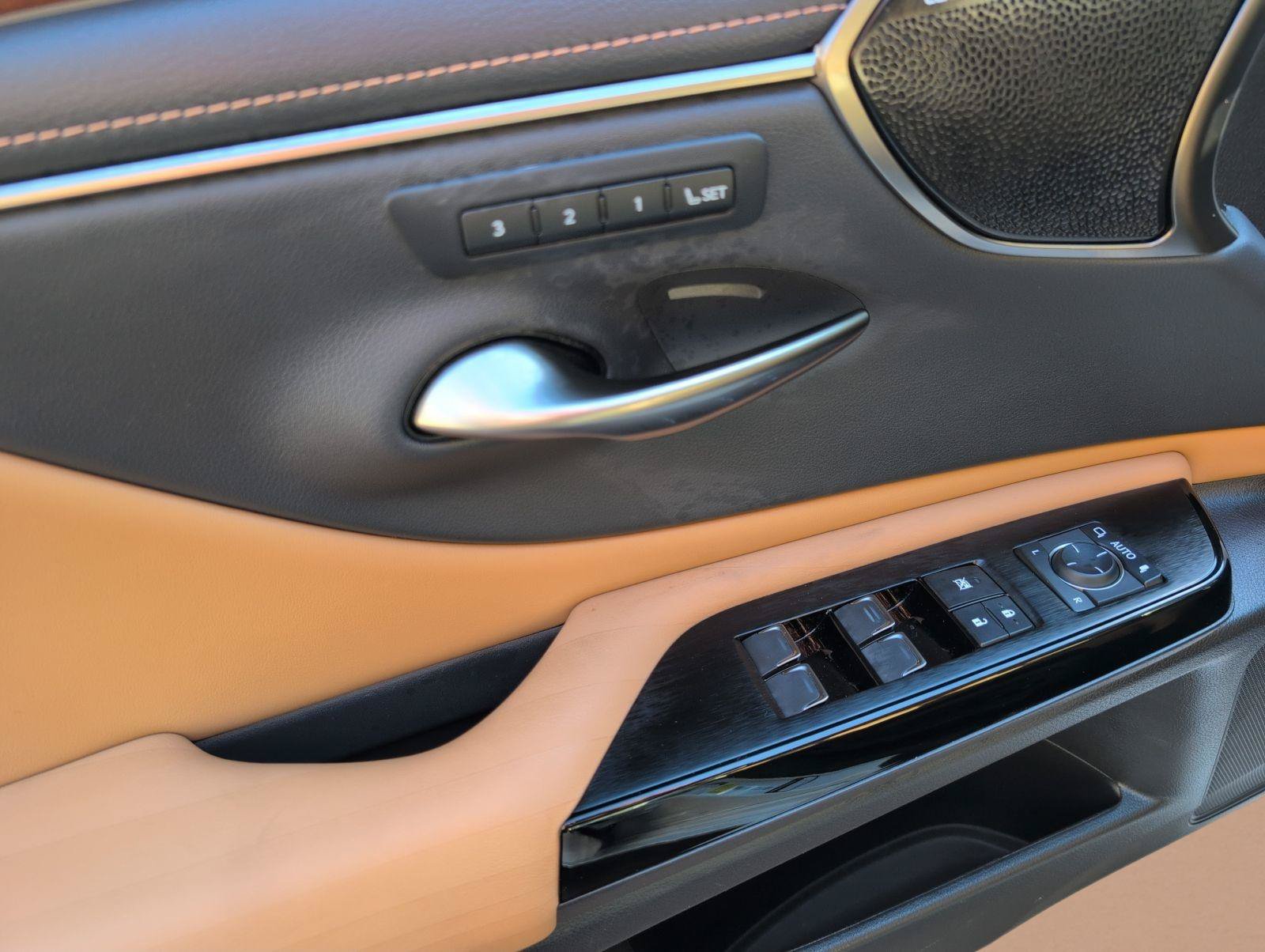 Used 2022 Lexus ES 350 Ultra Luxury w/ Accessory Package 2 FWD image 8