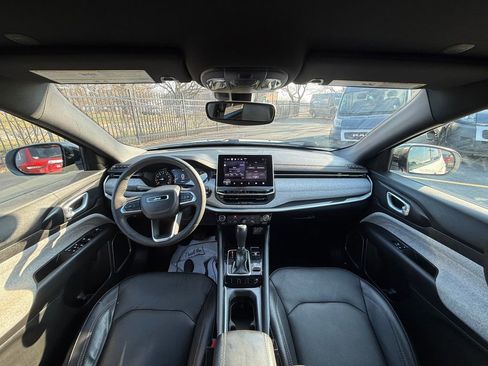 Used 2023 Jeep Compass Latitude image 12