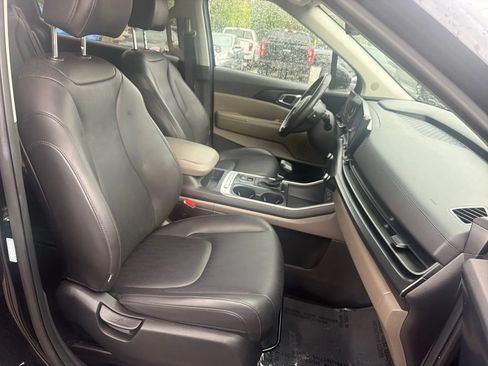 Used 2025 Kia Carnival FWD image 21