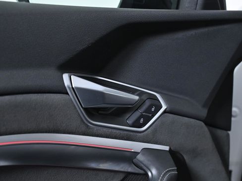 Used 2022 Audi e-tron Chronos image 22