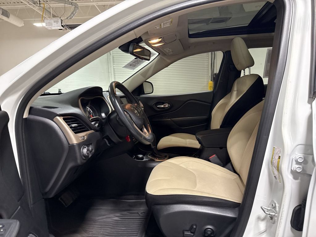 Used 2017 Jeep Cherokee Latitude w/ Comfort & Sound Group AWD/4WD image 20
