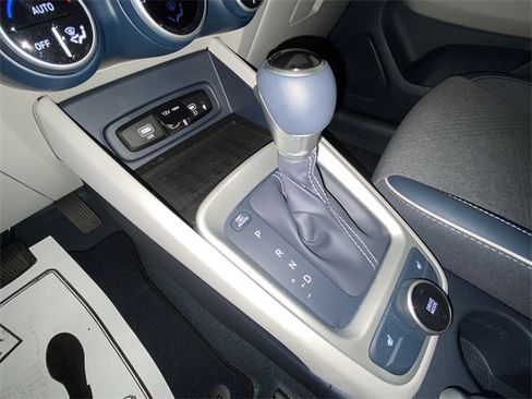 Used 2024 Hyundai Venue Limited image 20