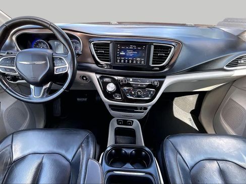 Used 2018 Chrysler Pacifica Touring-L FWD image 14
