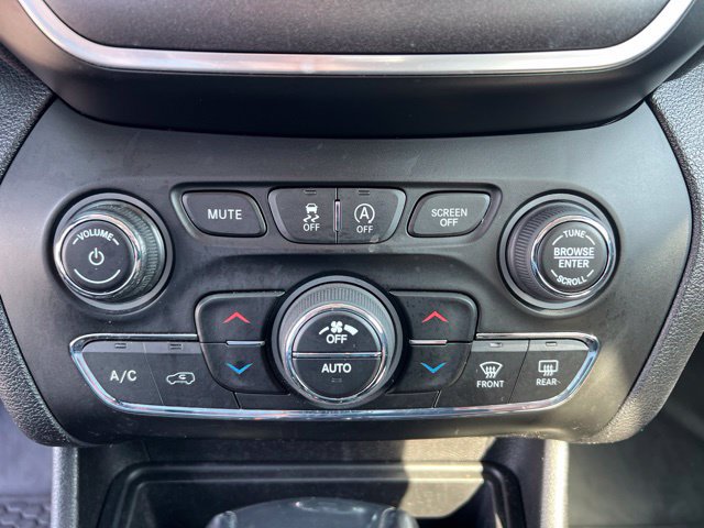 Used 2020 Jeep Cherokee Trailhawk w/ Cold Weather Group AWD/4WD image 26