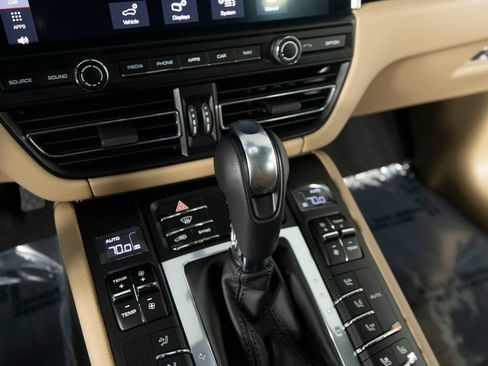 Certified 2019 Porsche Macan AWD/4WD image 30