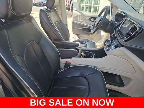 Used 2023 Chrysler Pacifica Limited FWD image 10