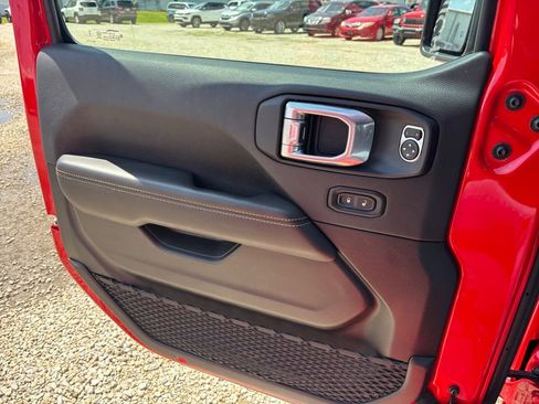 Used 2024 Jeep Wrangler Unlimited Sahara AWD/4WD image 15