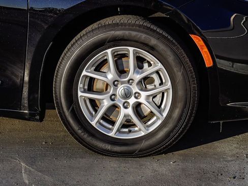 Certified 2024 Chrysler Pacifica Touring-L image 11