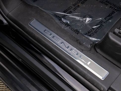 Used 2023 GMC Yukon XL Denali image 16