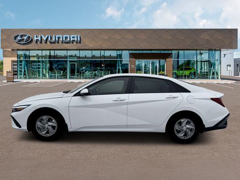 New 2026 Hyundai Elantra SE FWD image 3