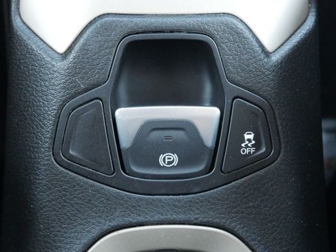 Used 2015 Jeep Renegade Latitude FWD image 38
