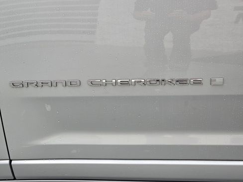 Used 2022 Jeep Grand Cherokee Overland w/ MOPAR Finishing Package AWD/4WD image 38