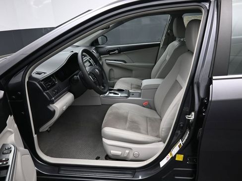 Used 2014 Toyota Camry XLE w/ Leather Package FWD image 9