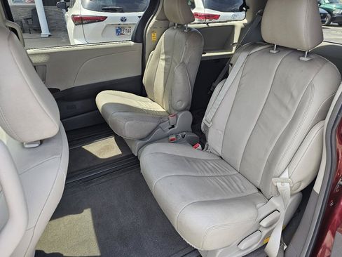 Used 2014 Toyota Sienna XLE w/ Entertainment Package FWD image 9