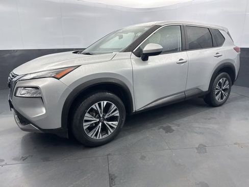 Used 2023 Nissan Rogue SV image 2