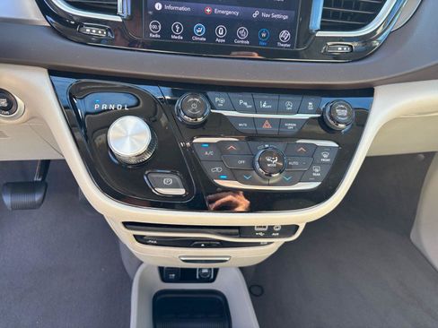 Used 2018 Chrysler Pacifica Touring-L Plus w/ Advanced Safetytec Group FWD image 12
