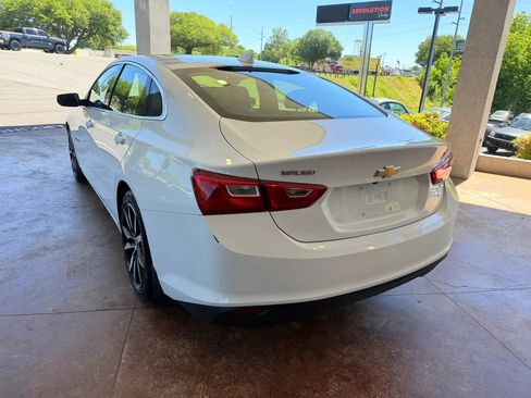 Used 2017 Chevrolet Malibu LT w/ Leather Package FWD image 4