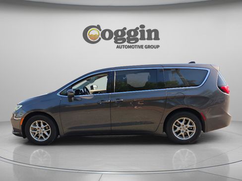 Used 2023 Chrysler Pacifica Touring-L FWD image 2