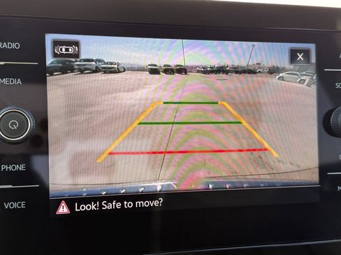 Used 2025 Volkswagen Taos SE image 9