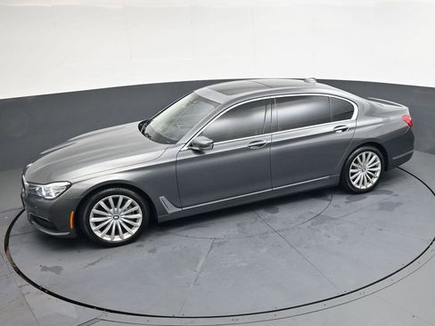 Used 2018 BMW 740i image 23