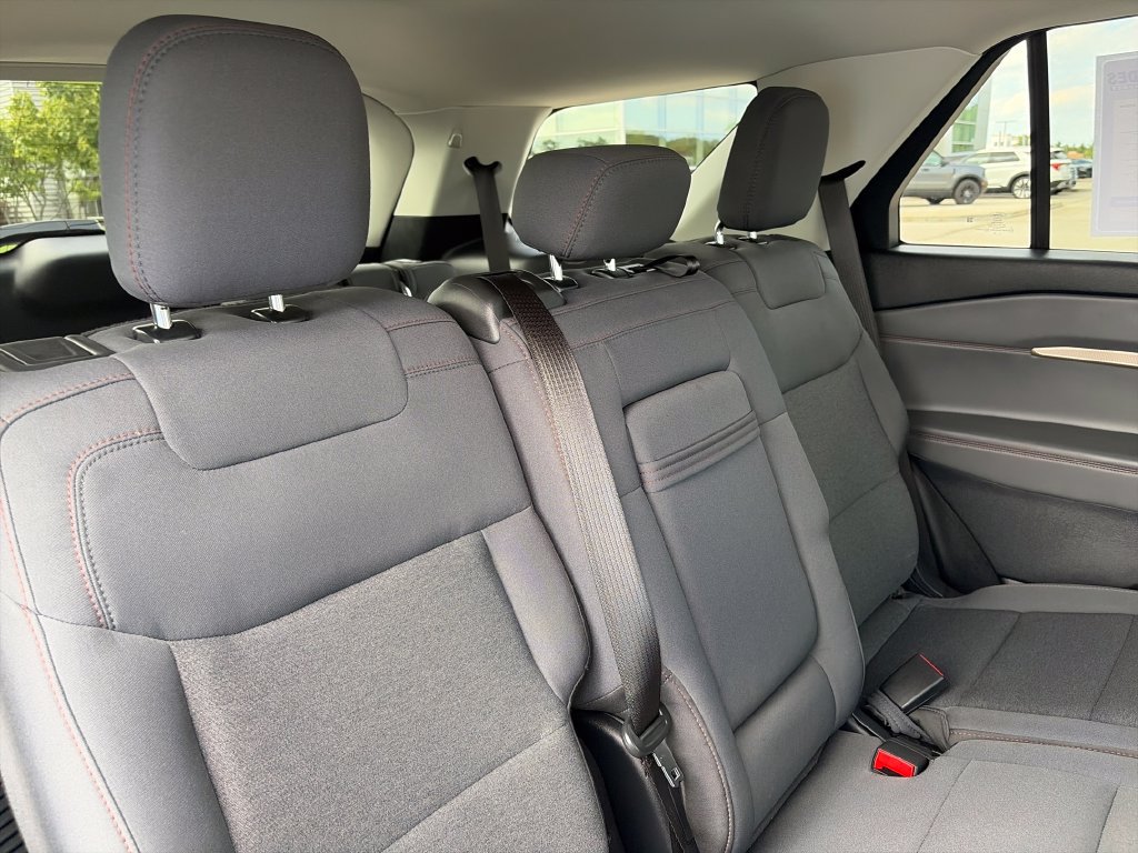Used 2025 Ford Explorer Active AWD/4WD image 34