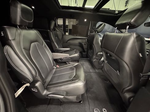 Used 2023 Chrysler Pacifica Touring-L w/ S Appearance Package image 30