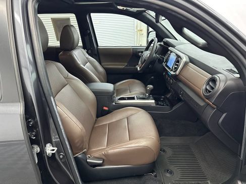 Used 2022 Toyota Tacoma Limited RWD image 14
