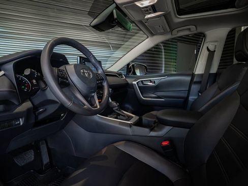 Used 2022 Toyota RAV4 XLE Premium FWD image 4