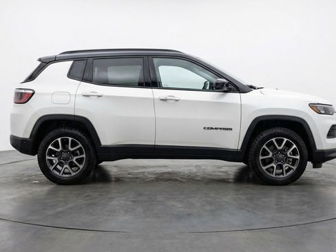 Used 2025 Jeep Compass Trailhawk image 11