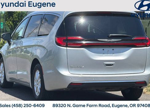 Used 2023 Chrysler Pacifica Touring-L FWD image 6