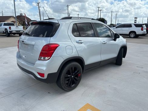 Used 2020 Chevrolet Trax LT w/ Sun & Sound Package FWD image 3