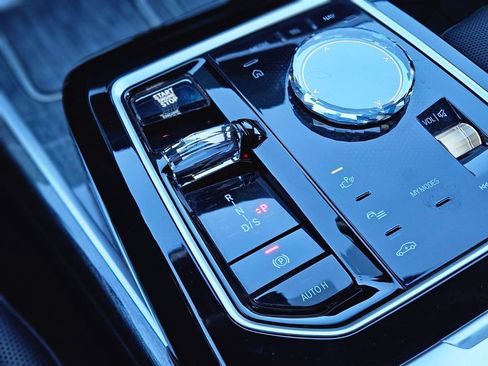 Used 2023 BMW 760i xDrive image 23