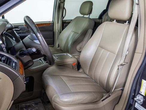 Used 2016 Chrysler Town & Country Touring-L w/ Driver Convenience Group image 24