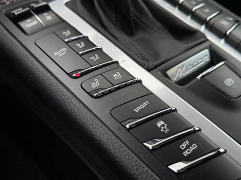 Certified 2020 Porsche Macan AWD/4WD image 32